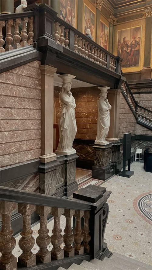 Dekorazio sakonak Europako arkitektura eramaten zaitu
