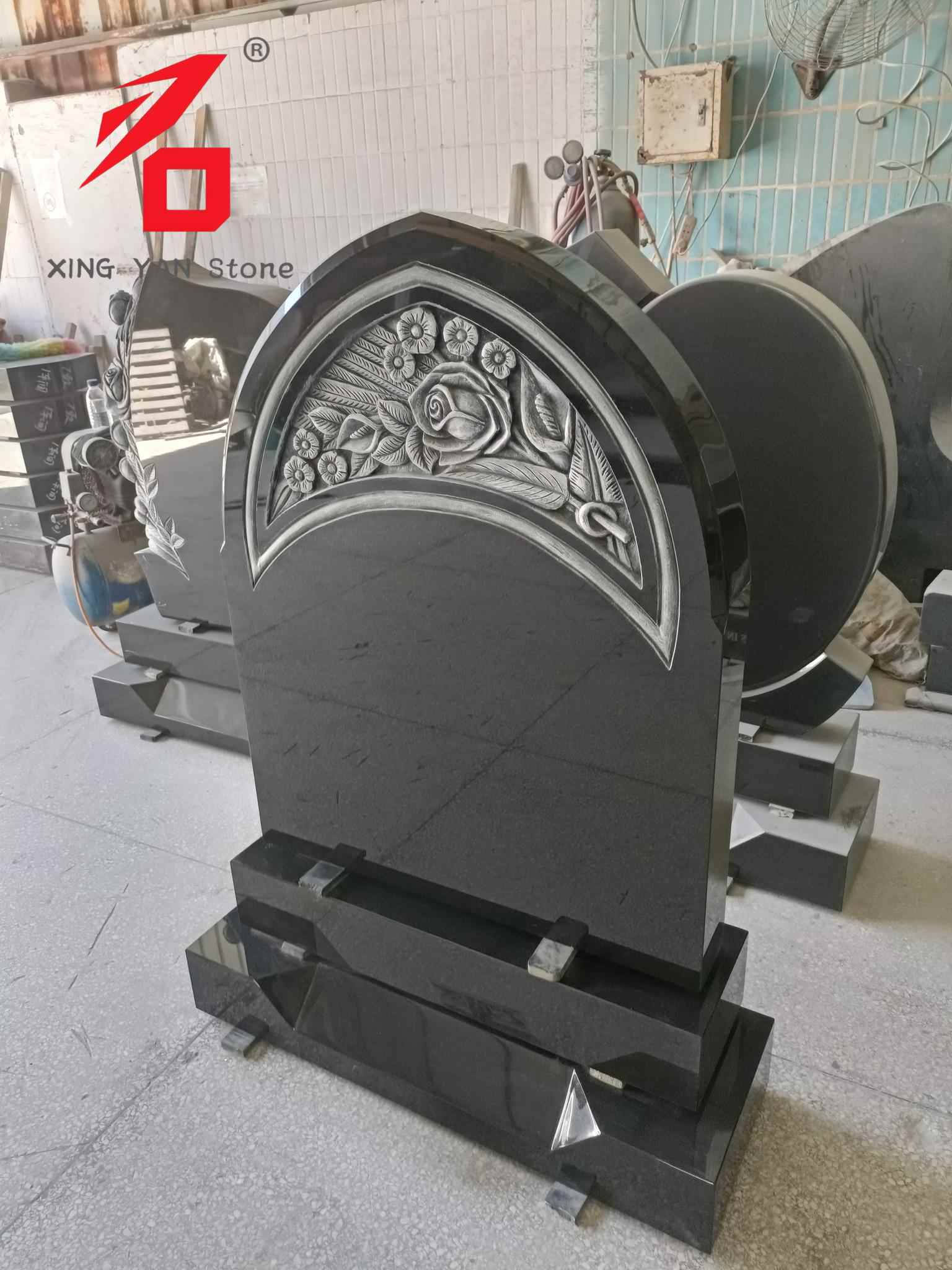 Arrosaz landutako hilarria, granito beltzeko arku-harria